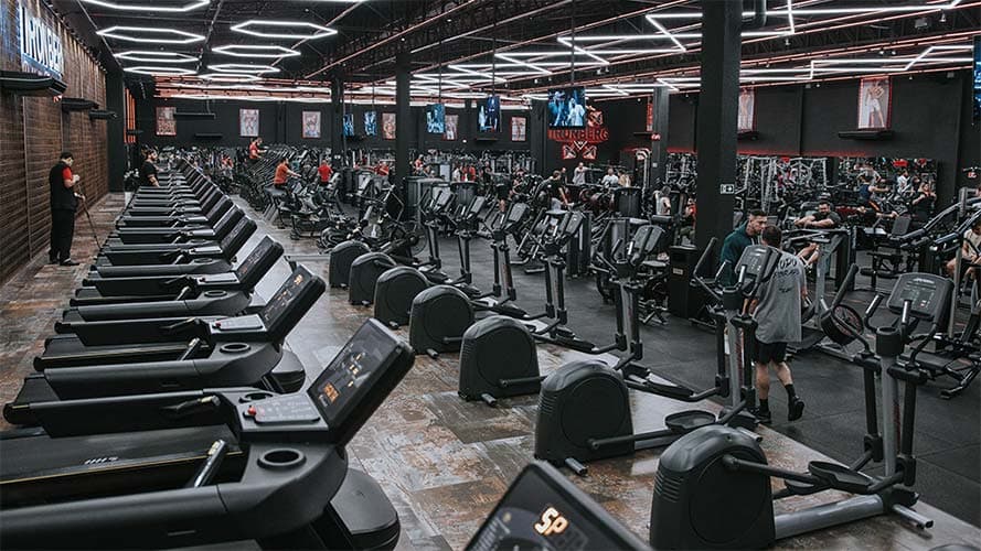 Academia moderna com esteiras e equipamentos