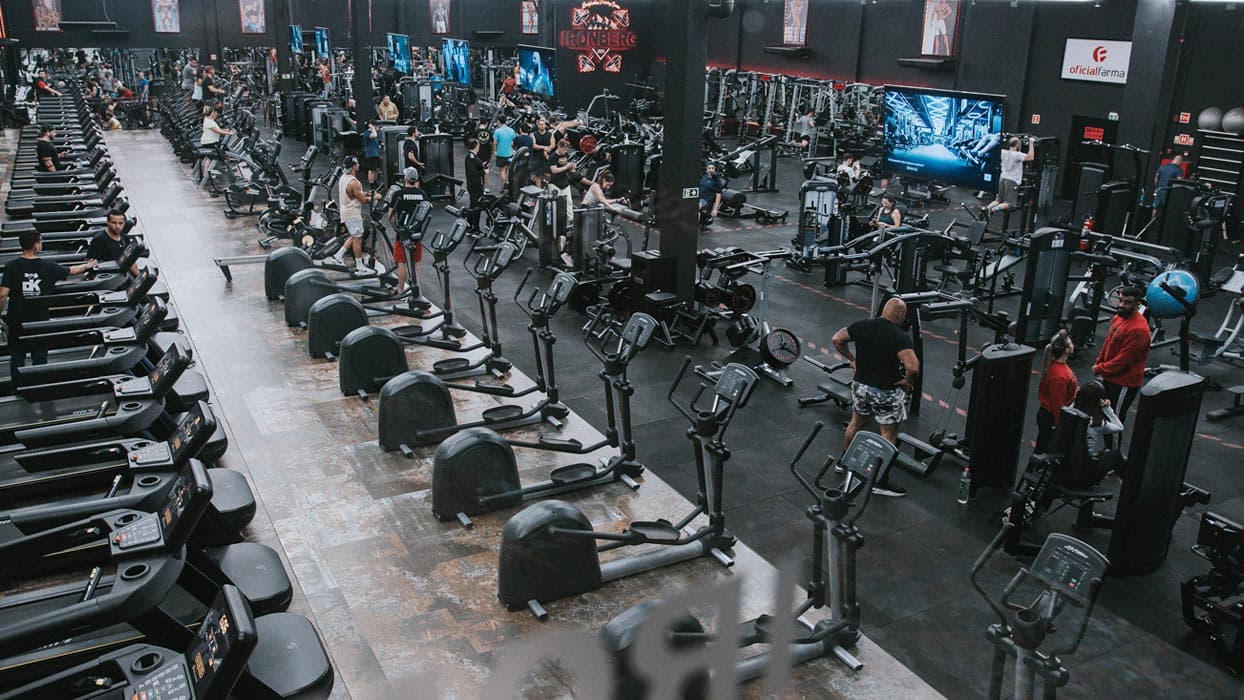 Academia com equipamentos